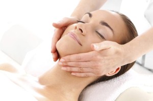 Cách massage cơ mặt đơn giản giảm stress tức thì