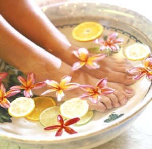 6 liệu pháp ngâm chân giúp tẩy sạch bụi bẩn tại nhà