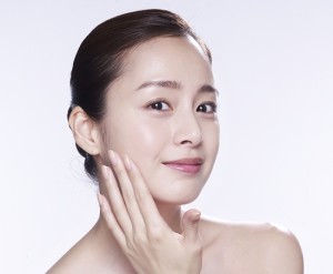 Học cách massage với kem dưỡng da của các cô gái Hàn Quốc